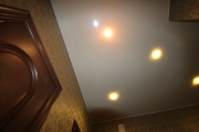 натяжной потолок в прихожей со светильниками