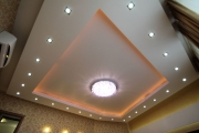 натяжной потолок в гостиной с подсветкой
