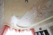 многоуровневый натяжной потолок в зале с фотопечатью