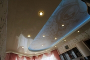 многоуровневый натяжной потолок в зале с подсветкой