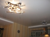 глянцевый натяжной потолок в гостиной 3