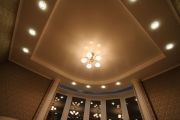 натяжной потолок для гостиной с встроенными светильниками