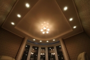 натяжной потолок для гостиной с встроенными светильниками 2