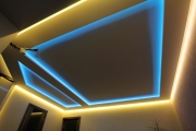 многоуровневый натяжной потолок в гостиной с подсветкой