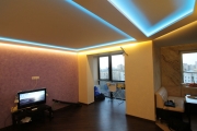 многоуровневый натяжной потолок в гостиной с подсветкой