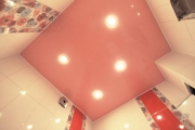 розовый натяжной потолок в ванне