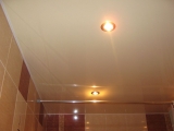 глянцевый натяжной потолок в ванной комнате