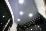 натяжной потолок в ванной со встроенными светильниками
