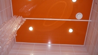 оранжевый натяжной потолок в ванной