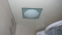 лаковый натяжной потолок в ванне