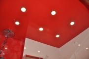 красный натяжной потолок в ванной комнате